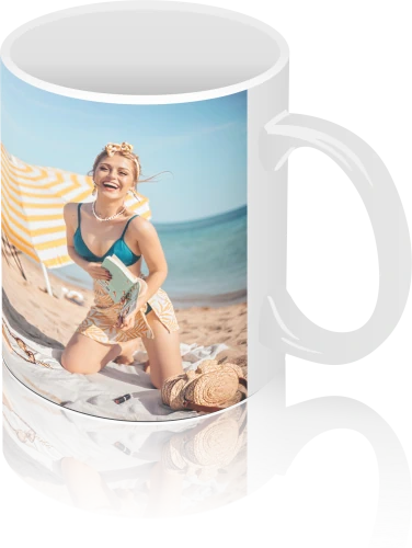 кружка с напечатанным изображением женщины на пляже